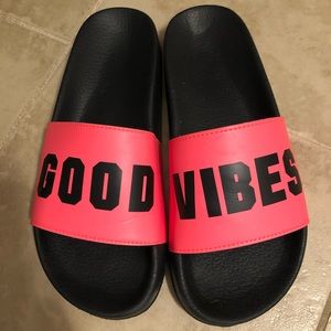 VS Pink slides - size L